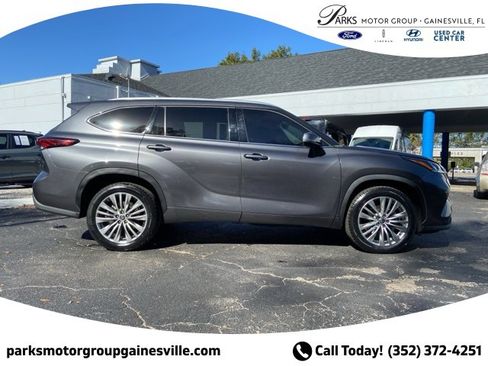 Used 2023 Toyota Highlander Platinum image 3
