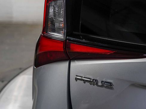 Certified 2019 Toyota Prius L Eco FWD image 11