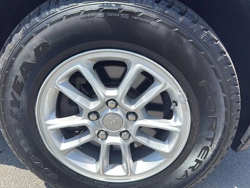 Used 2018 Jeep Grand Cherokee Laredo AWD/4WD image 14