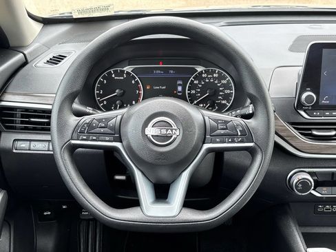 Used 2025 Nissan Altima 2.5 SV FWD image 15