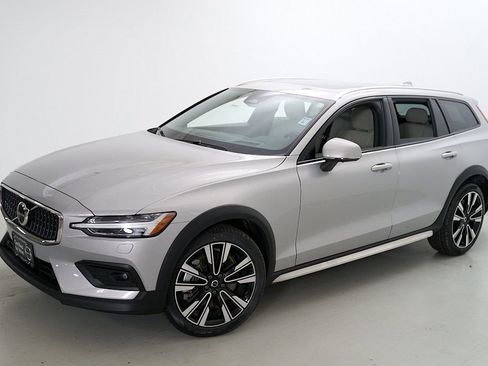 Certified 2025 Volvo V60 B5 Cross Country Ultra w/ Climate Package AWD/4WD image 3