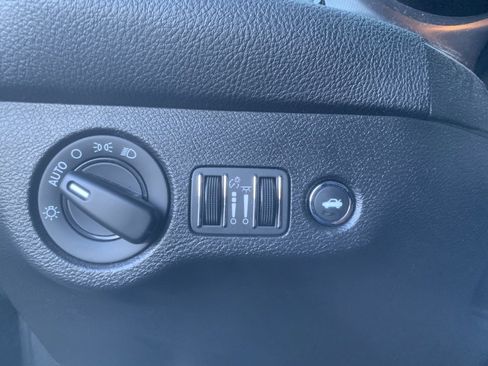 Used 2022 Dodge Challenger SXT image 15