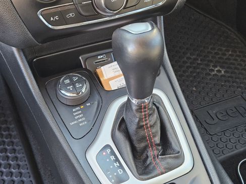 Used 2015 Jeep Cherokee Trailhawk AWD/4WD image 27