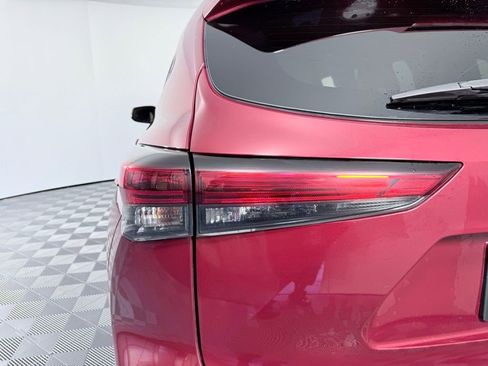 Used 2021 Toyota Highlander XLE image 28