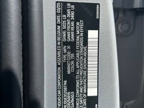 Certified 2025 Volvo XC40 B5 Plus AWD/4WD image 30