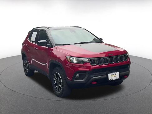 Used 2025 Jeep Compass Trailhawk image 3