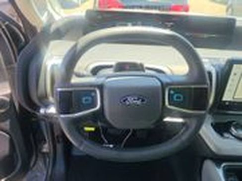 Used 2025 Ford Expedition Active AWD/4WD image 11