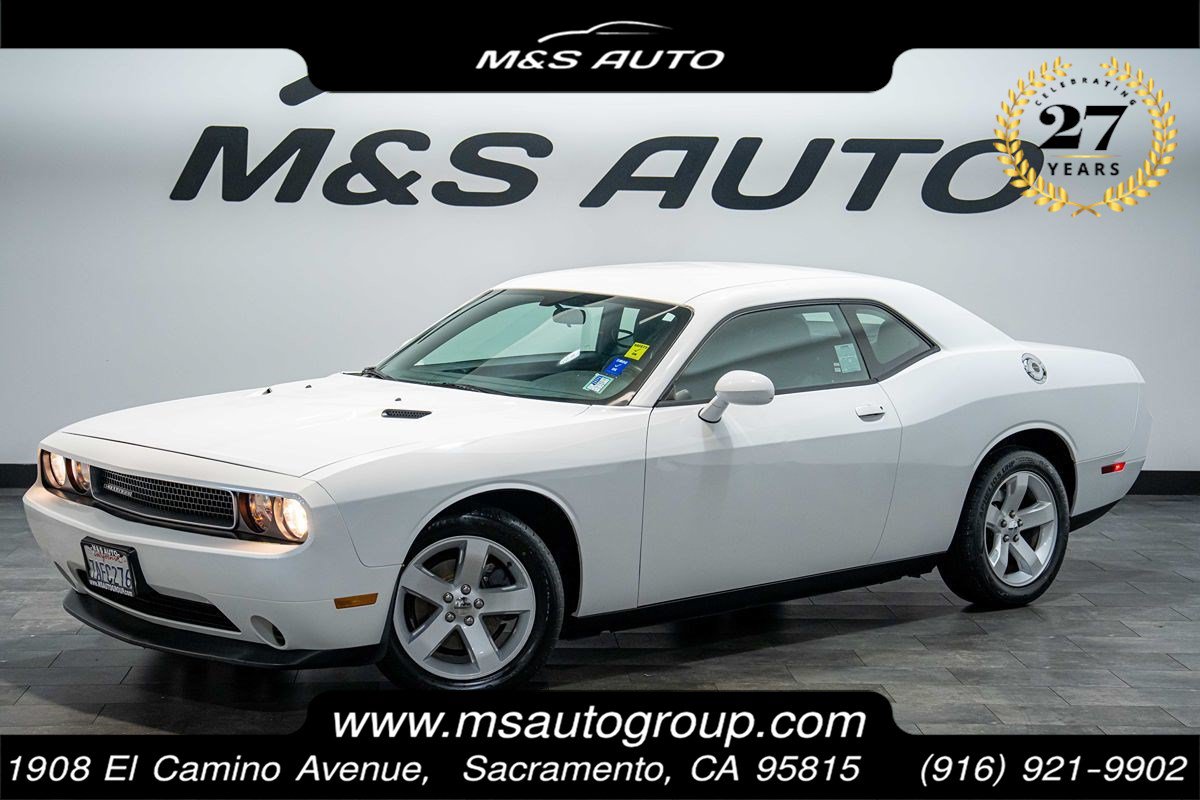 Used 2013 Dodge Challenger SXT RWD image 1