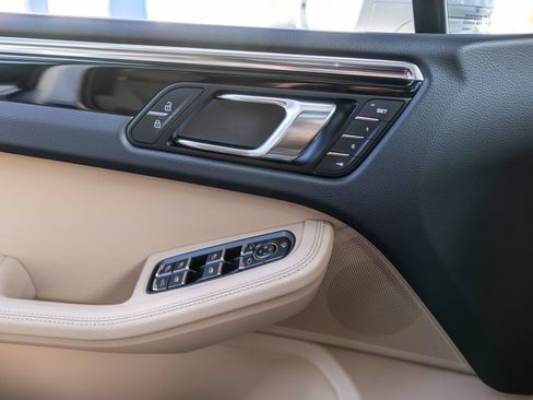 Certified 2026 Porsche Macan AWD/4WD image 42
