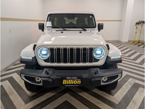 Used 2025 Jeep Wrangler Unlimited Sahara AWD/4WD image 24