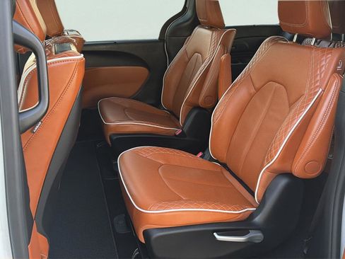 Used 2025 Chrysler Pacifica Pinnacle image 17