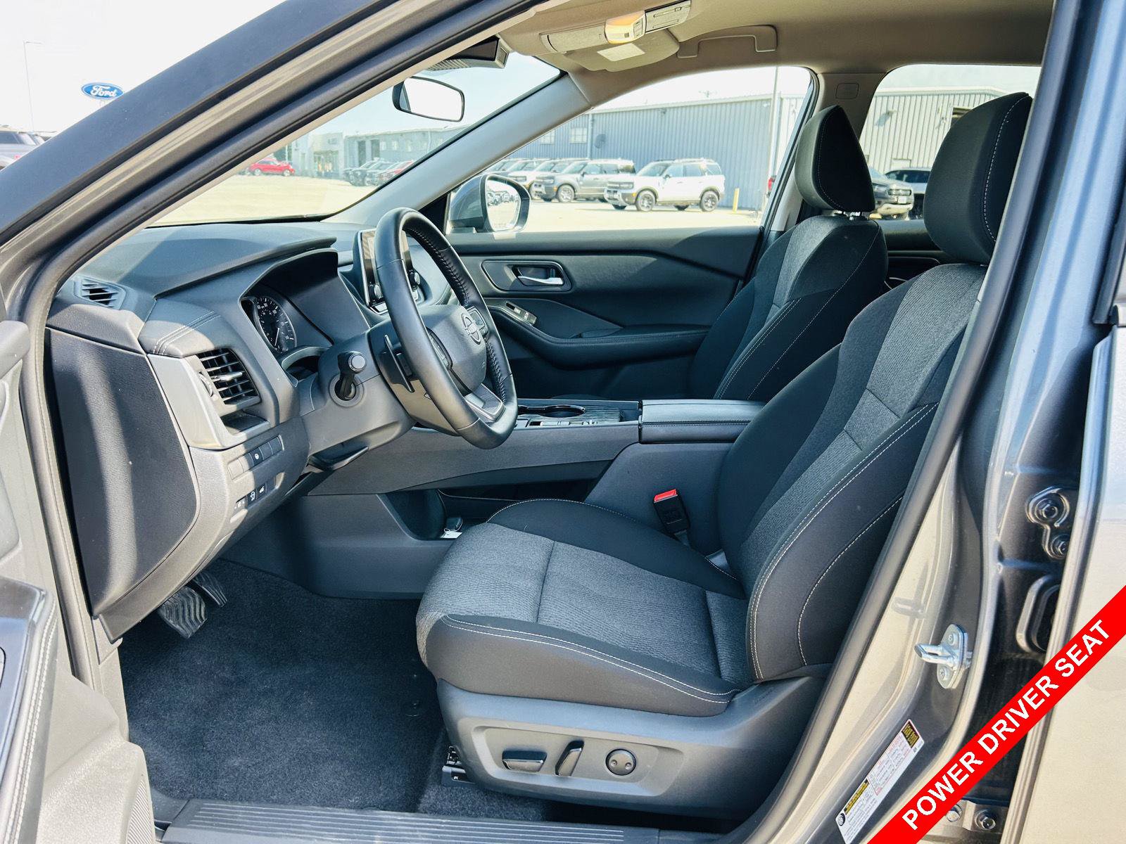 Used 2025 Nissan Rogue SV FWD image 3