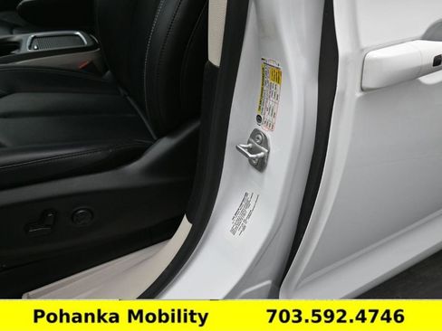 Used 2024 Chrysler Pacifica Touring-L image 11
