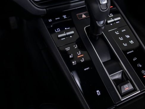 Used 2024 Porsche Macan AWD/4WD image 32