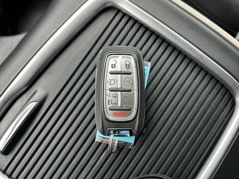 Used 2023 Chrysler Pacifica Touring-L FWD image 34