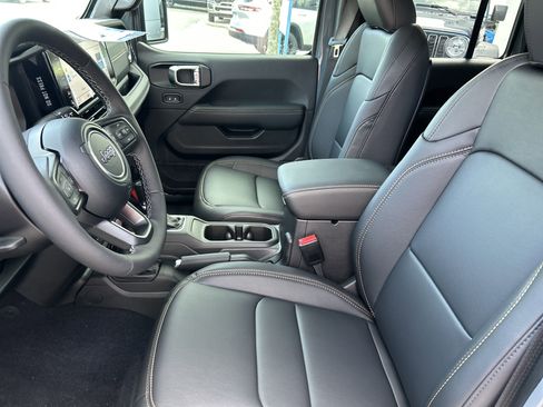 New 2025 Jeep Gladiator Sport image 12