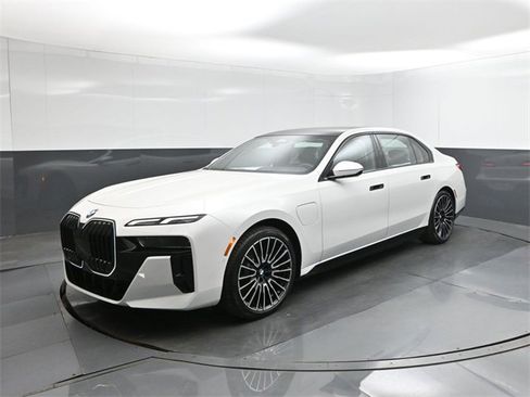 New 2026 BMW 750e xDrive w/ Premium Package image 34