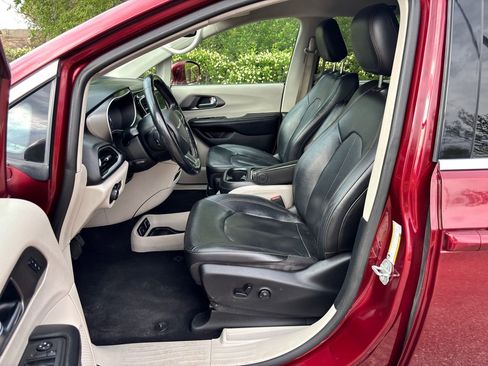 Used 2020 Chrysler Pacifica Touring-L FWD image 12