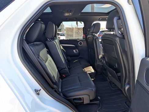 Used 2020 Land Rover Discovery Landmark image 17