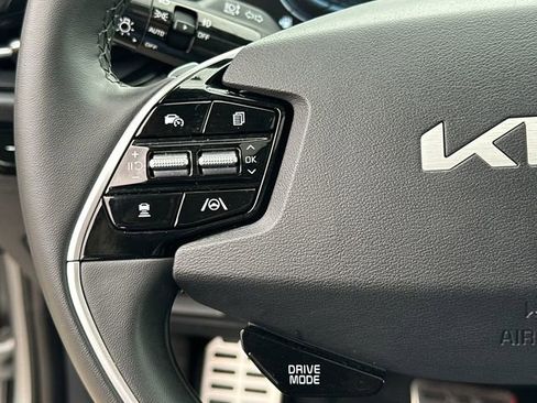 Used 2024 Kia Niro EX Touring image 32