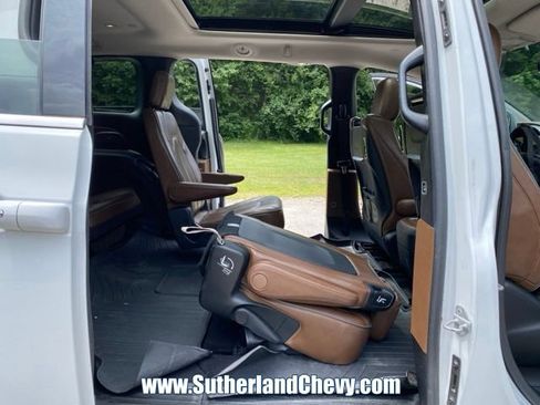 Used 2017 Chrysler Pacifica Limited FWD image 40