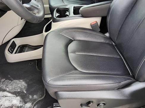 Used 2024 Chrysler Pacifica Touring-L FWD image 25