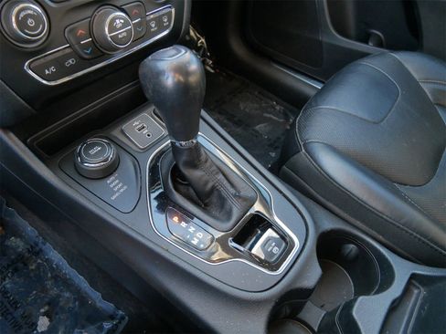 Used 2020 Jeep Cherokee Limited image 17