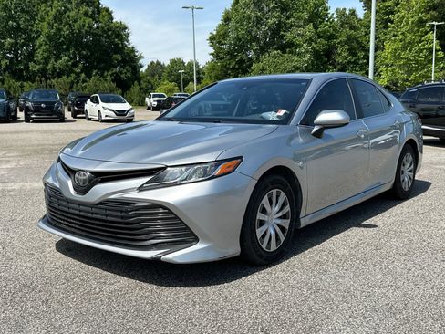 Used 2018 Toyota Camry FWD image 1