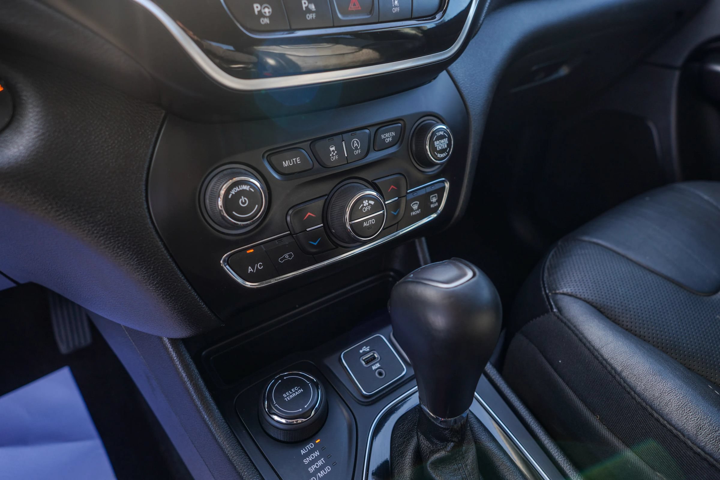Used 2019 Jeep Cherokee Limited w/ Luxury Group AWD/4WD image 10