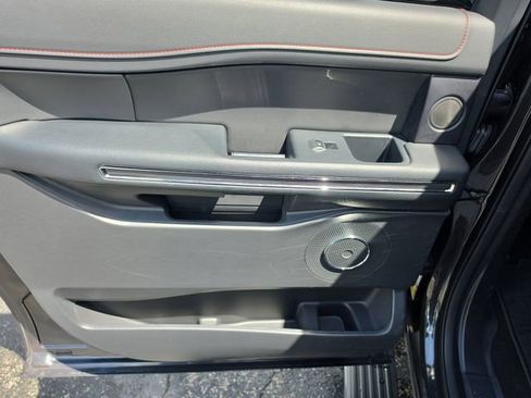 Used 2023 Ford Expedition Max Limited image 11