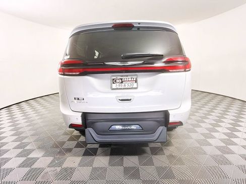 Used 2024 Chrysler Pacifica Touring-L FWD image 22