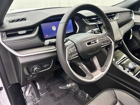 New 2025 Jeep Grand Cherokee Limited image 11