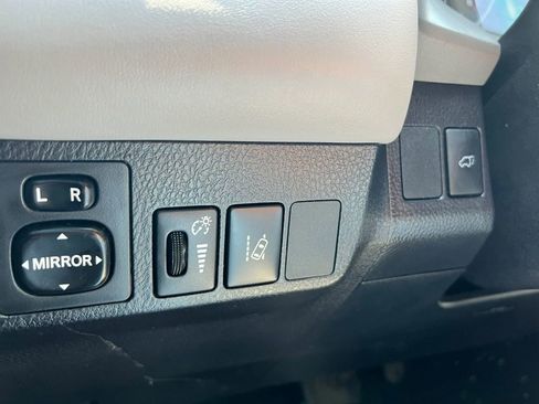 Used 2018 Toyota RAV4 XLE FWD image 22