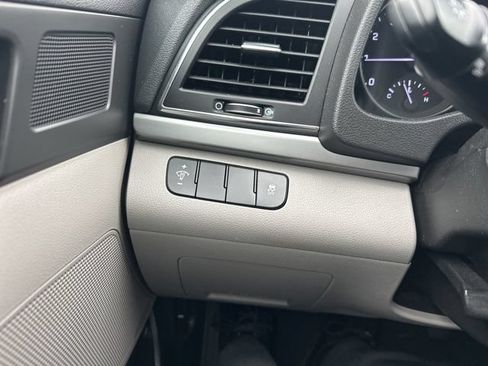 Used 2017 Hyundai Elantra SE FWD image 24