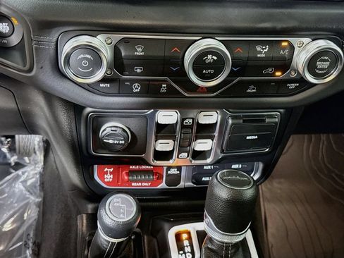 Used 2025 Jeep Gladiator Mojave w/ Technology Group AWD/4WD image 10
