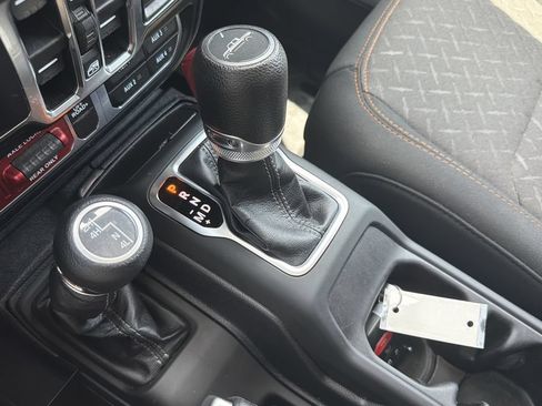 Used 2024 Jeep Gladiator Mojave AWD/4WD image 25