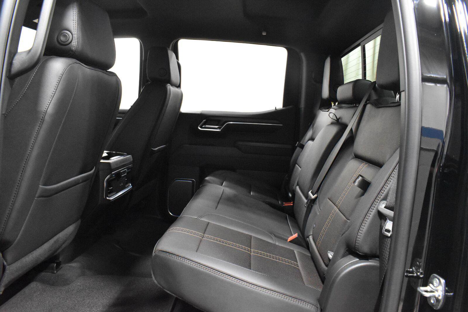 Used 2026 Chevrolet Silverado 1500 High Country w/ Technology Package AWD/4WD image 3