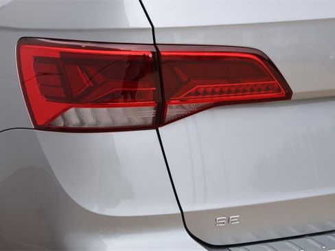 Certified 2024 Volkswagen Taos SE image 7