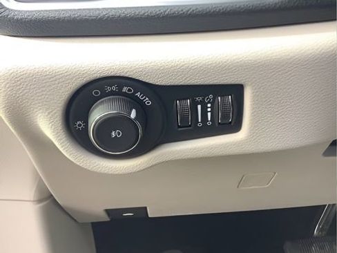 Certified 2024 Chrysler Pacifica Limited image 30