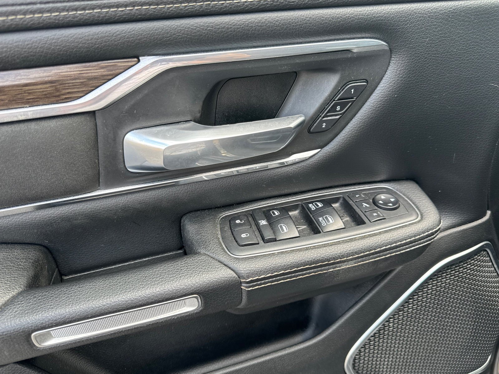 Used 2019 RAM 1500 Laramie RWD image 12