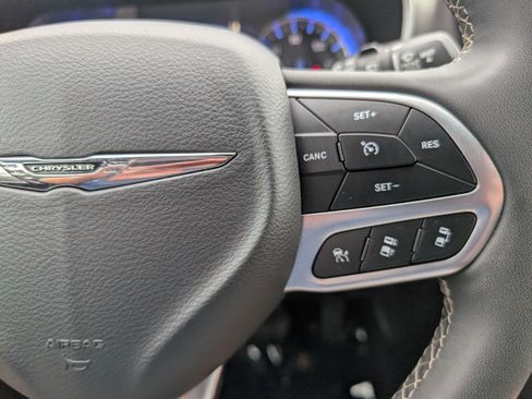 Used 2025 Chrysler Pacifica Select FWD image 24