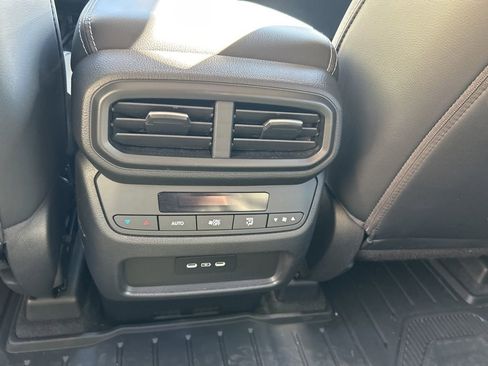 Used 2025 Honda Pilot Touring image 18