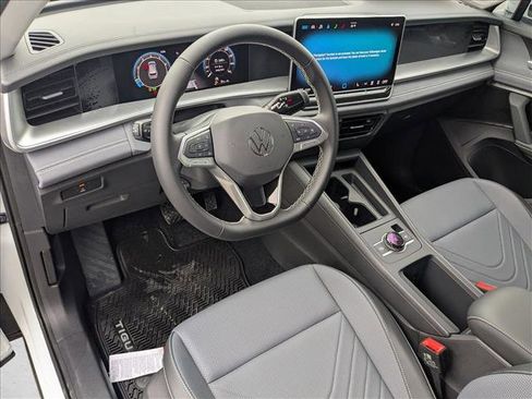 New 2025 Volkswagen Tiguan SE image 3