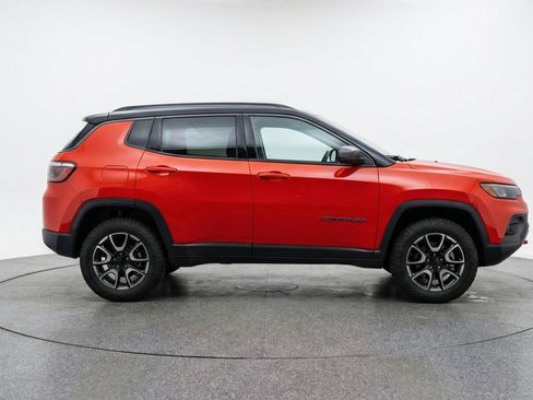 Used 2025 Jeep Compass Trailhawk AWD/4WD image 11