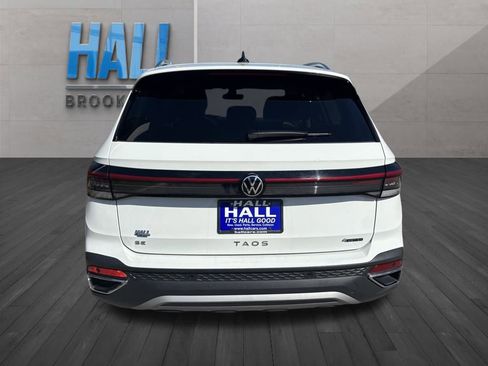 Certified 2025 Volkswagen Taos SE image 7