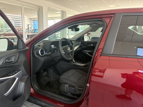 Used 2024 Chevrolet Trax LS w/ LS Convenience Package FWD image 2