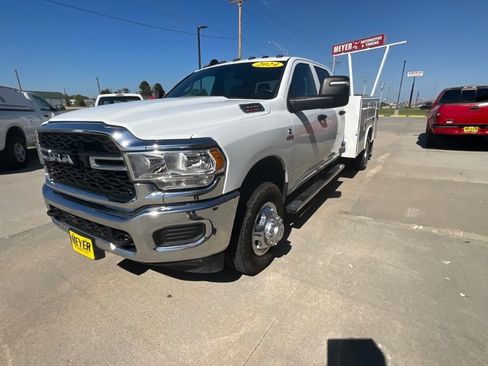 Used 2024 RAM 3500 Tradesman w/ Chrome Appearance Group AWD/4WD image 4
