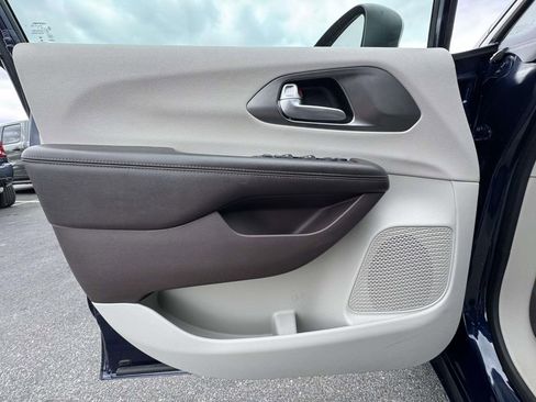 Used 2017 Chrysler Pacifica Touring image 27