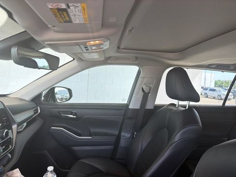 Used 2022 Toyota Highlander XLE FWD image 10