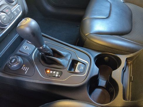 Used 2019 Jeep Cherokee Latitude Plus AWD/4WD image 26